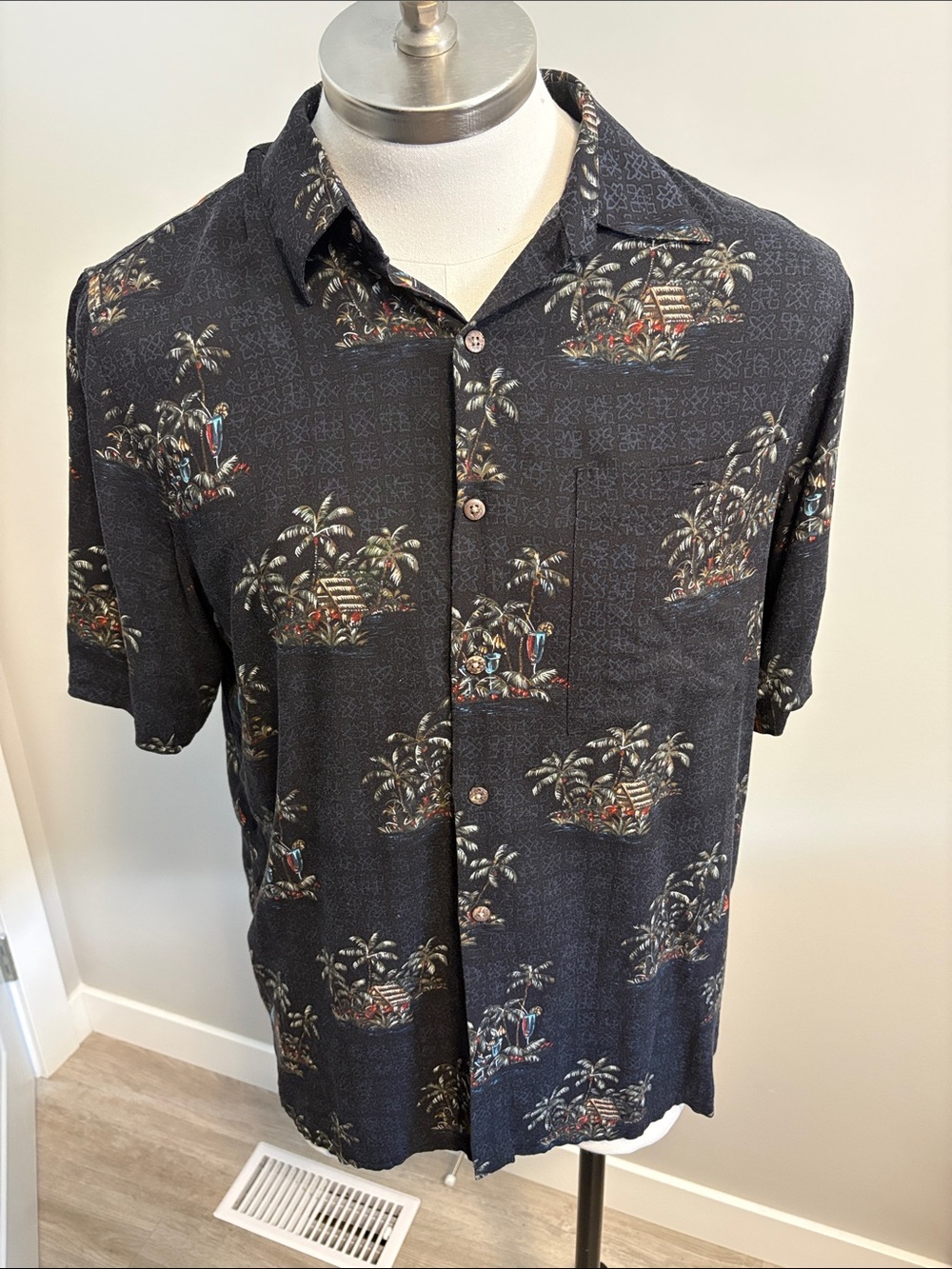 Men's Black Tropical Print Short-Sleeve Button-Down Shirt